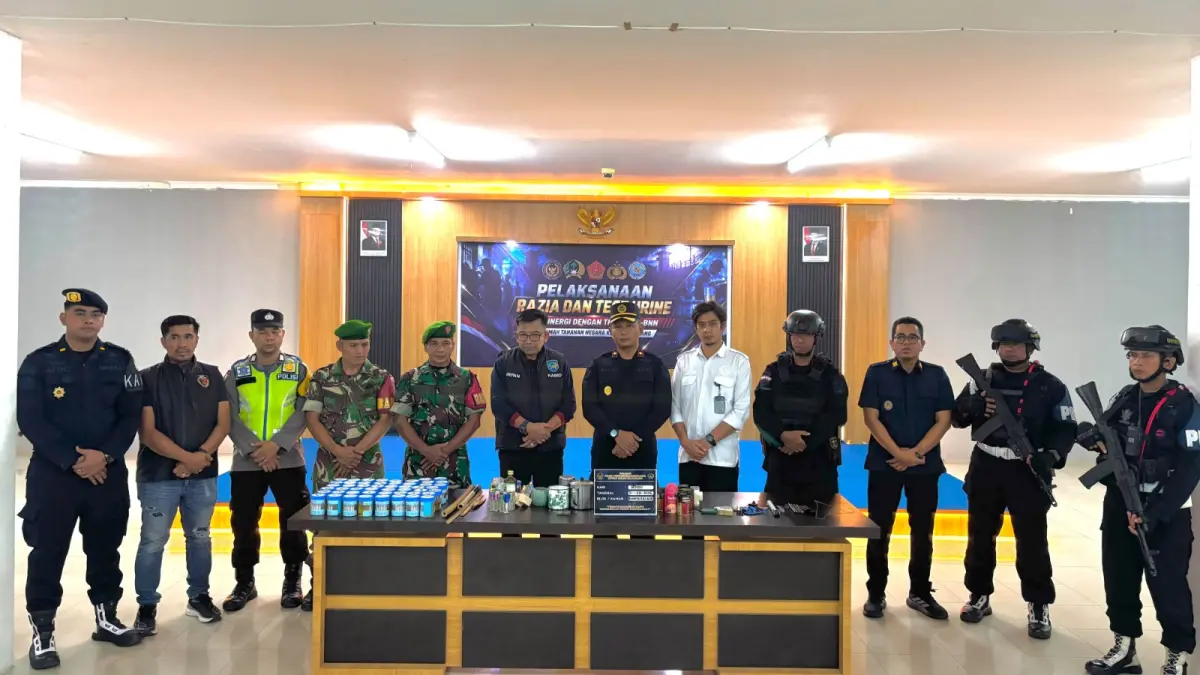 Petugas gabungan menggelar razia dan tes urine di Rutan Kelas IIB Padang, Senin malam (21/9/2026).
