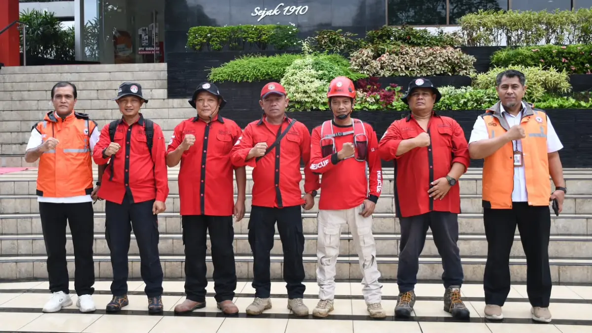Relawan TRC PT Semen Padang dilepas untuk membantu penanganan galodo di Kabupaten Solok, Selasa (22/9/2026).