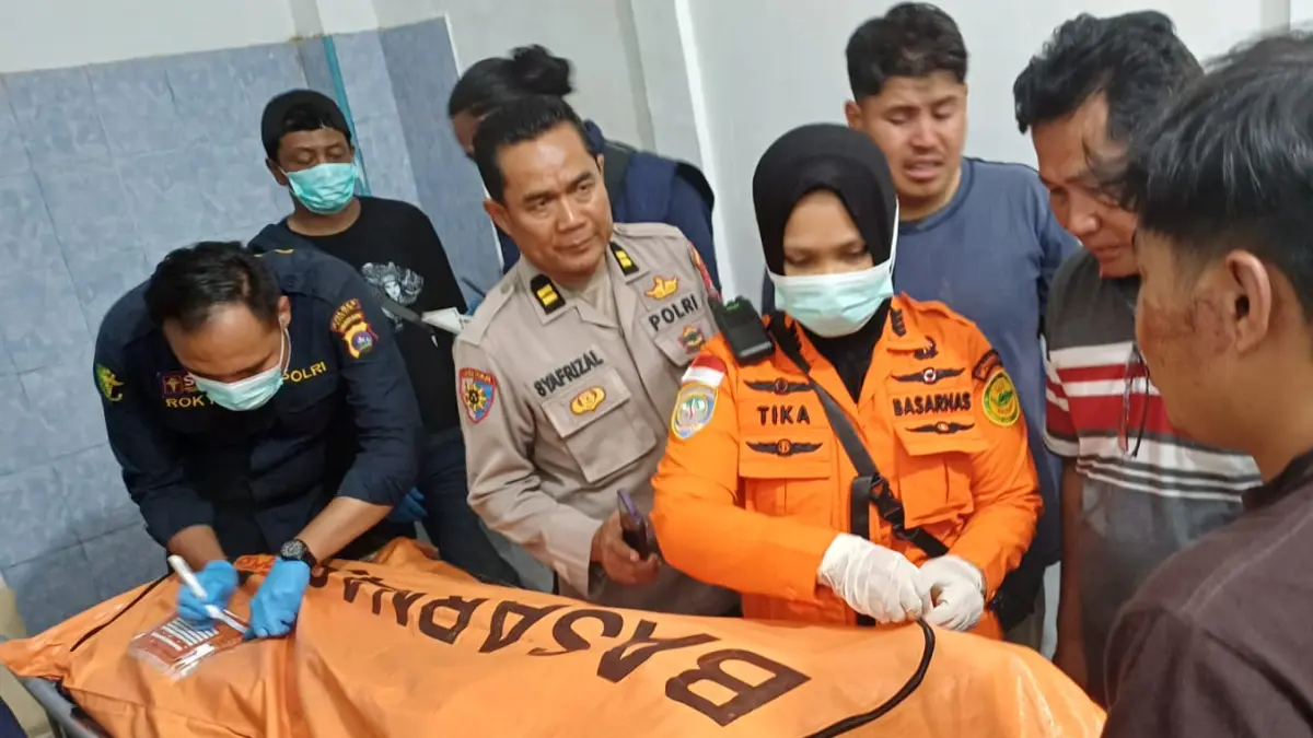 Satu korban galodo Solok ditemukan meninggal setelah terseret arus belasan kilometer, sementara satu warga lainnya masih dalam pencarian oleh tim SAR gabungan.