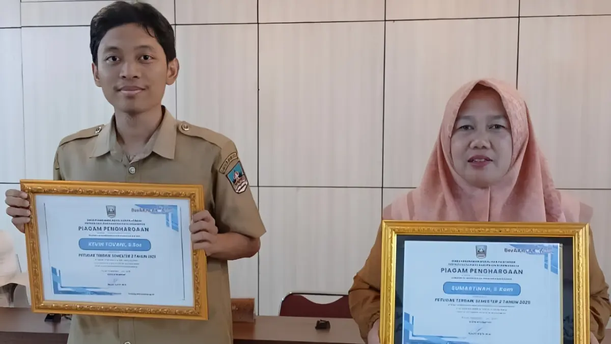 Sumartinah dan Kevin Tovani (kiri) menerima penghargaan sebagai petugas terbaik MPP Dharmasraya Semester II Tahun 2025.