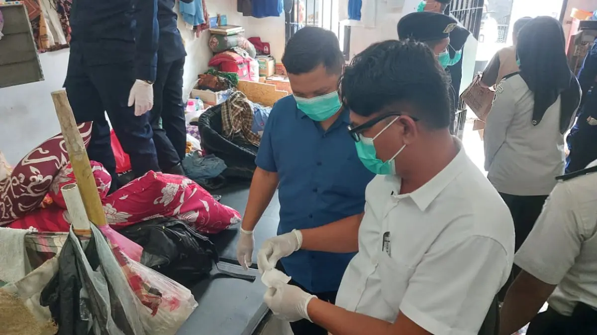 Tim gabungan Satresnarkoba Polres Agam bersama TNI, BNNK dan petugas lapas saat memeriksa blok tahanan Lapas Kelas II B Lubukbasung, Selasa (22/9/2026).