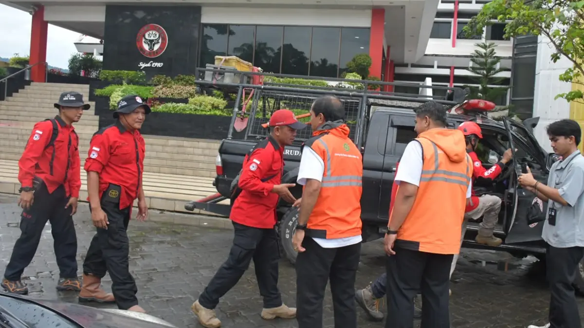 Tim TRC Semen Padang bersiap menjalankan tugas di lokasi galodo Kabupaten Solok, Selasa (22/9/2026).