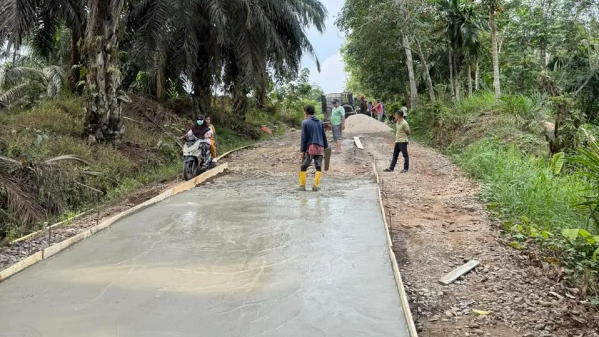Warga Kecamatan Tiumang melakukan pengecoran jalan rusak secara swadaya, setelah menggalang dana sekitar Rp10 juta.