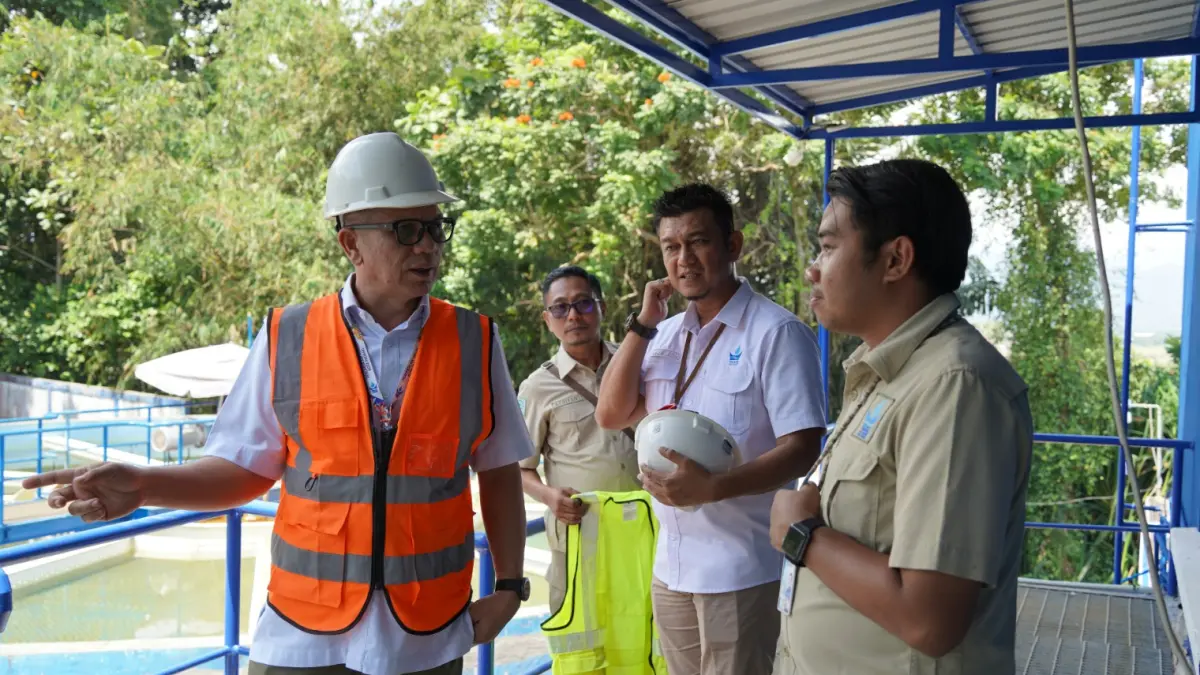 Direktur Operasional Perumda Air Minum Kota Padang Afrizal Kuning meninjau finalisasi dan uji coba pengoperasian accelerator IPA Gunung Pangilun, Rabu (23/9/2026).
