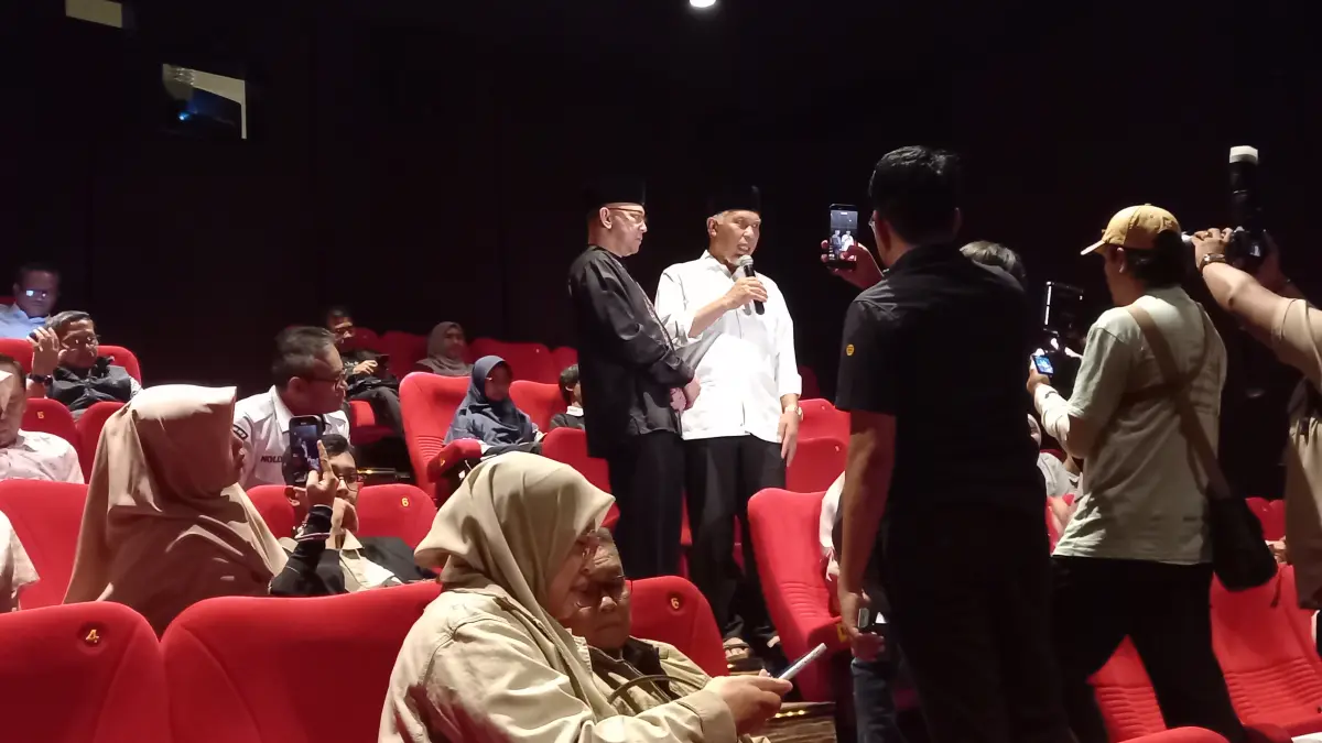 Gubernur Sumbar Mahyeldi saat menghadiri nonton duluan film Ibadah & Cinta di Plaza Andalas XXI Padang, Rabu (23/9/2026) malam.