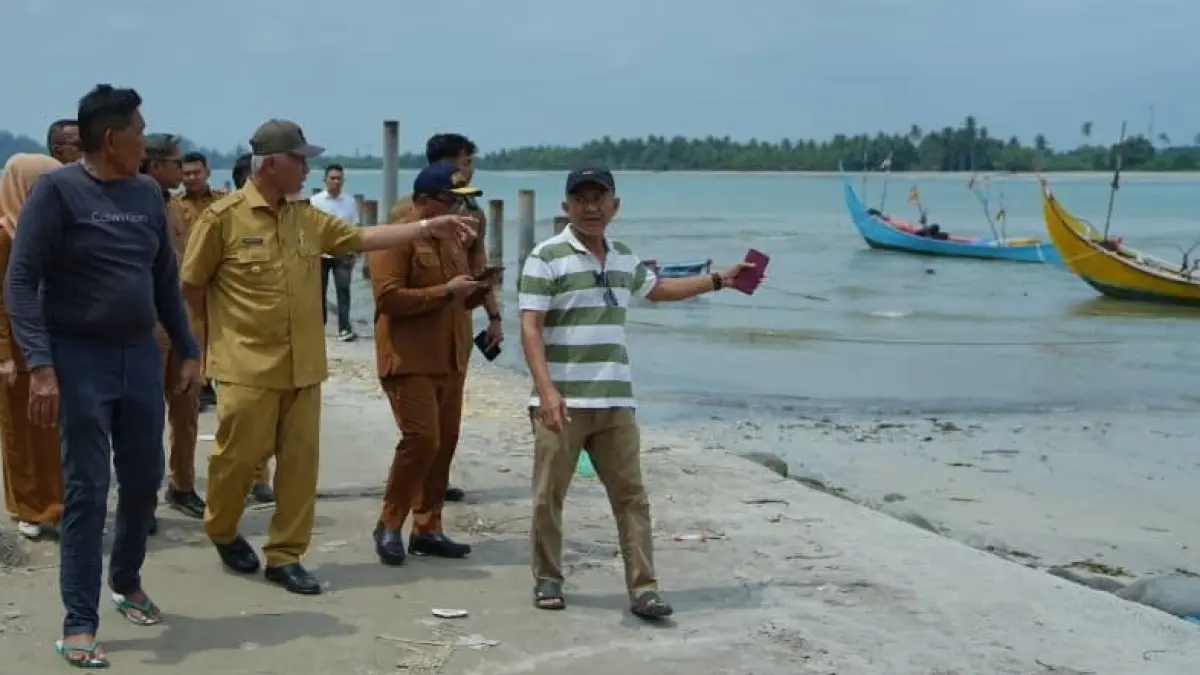 Gubernur Sumbar Mahyeldi temui nelayan di TPI Pasir Tiku, Kabupaten Agam, membahas kebutuhan dermaga pengaman, Senin (21/9/2026).