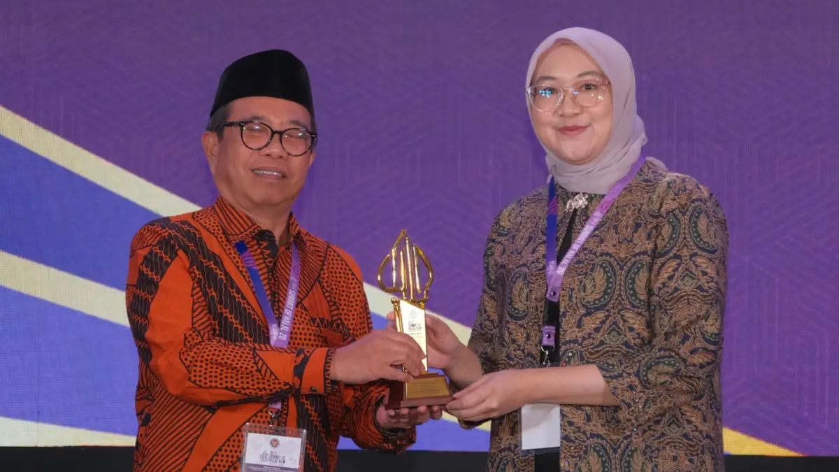Head of CSR ParagonCorp Suci Hendrina menerima penghargaan Excellence in Facilitating Halal Certification for Micro and Small Enterprises (MSEs) dalam Indonesia Halal Awards 2026, Minggu (20/9/2026).