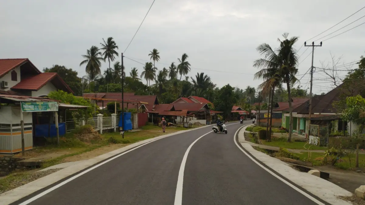 Kondisi jalan menuju kawasan wisata Pasie Jambak, Kecamatan Koto Tangah, Kota Padang, yang kini telah diperbaiki dan semakin mulus.