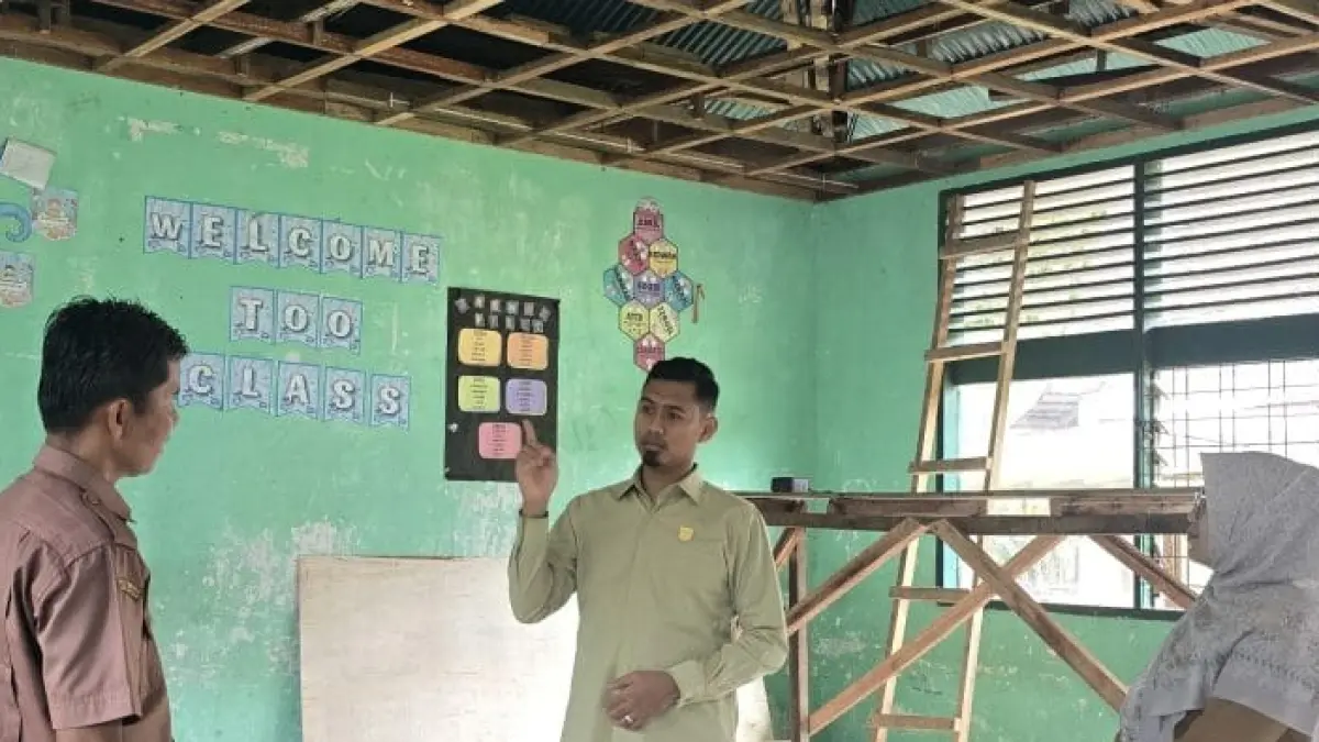 Muhajir Muslim prioritaskan pembenahan fasilitas sekolah Pariaman melalui pengaspalan jalan, rehabilitasi atap dan perbaikan lingkungan sekolah.