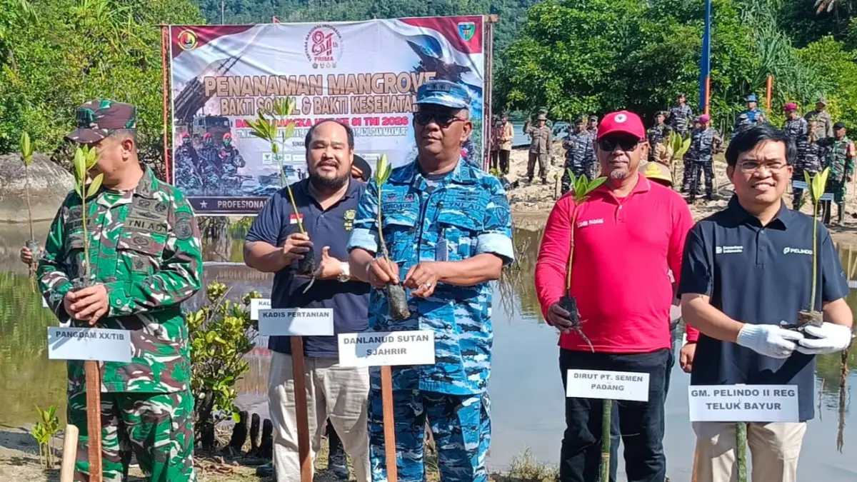 Penanaman 1.000 mangrove di Pantai Manjuto Pesisir Selatan memperkuat perlindungan pesisir sekaligus mendukung habitat biota sumber penghidupan nelayan.