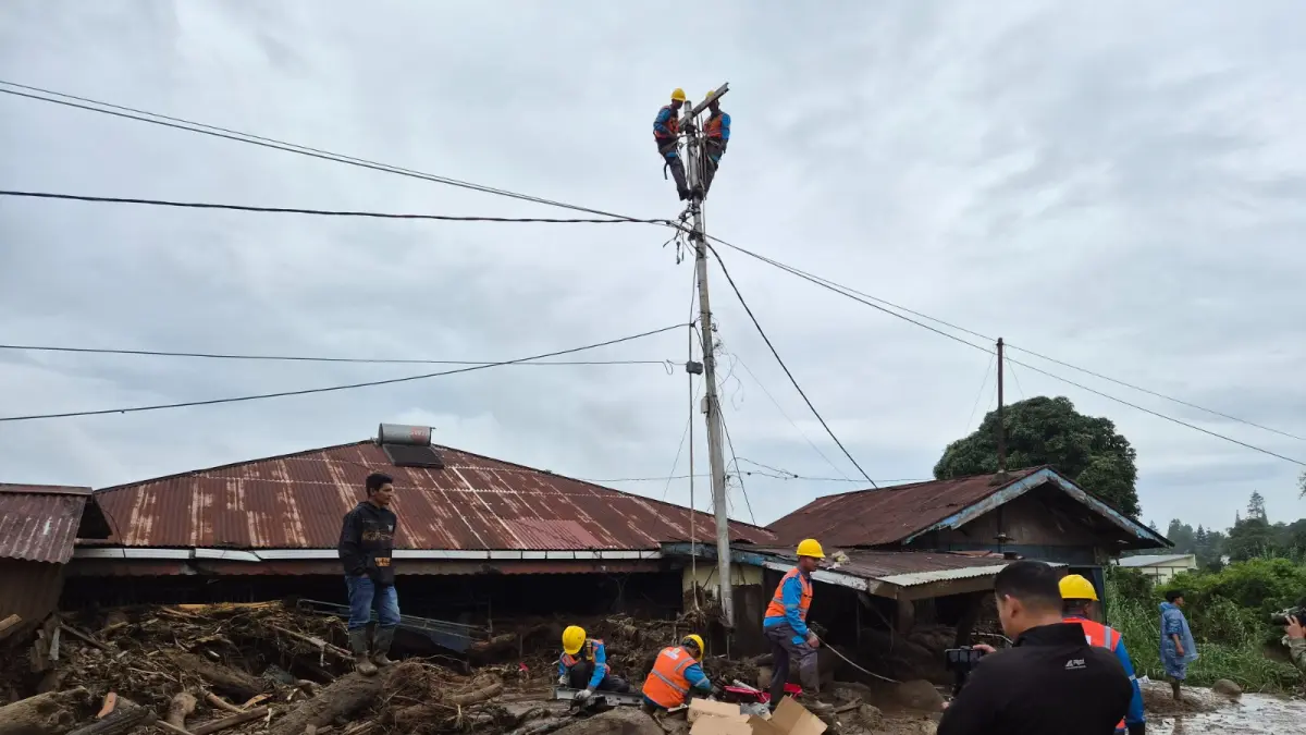 PLN UP3 Solok bergerak memulihkan jaringan listrik, Rabu (23/9), pascagalodo Arosuka yang terjadi Senin malam.