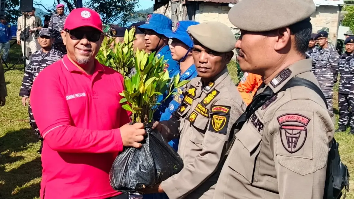PT Semen Padang menekankan pemeliharaan 1.000 mangrove di Pantai Manjuto agar manfaat ekologis dan ekonomi berlanjut hingga generasi mendatang.