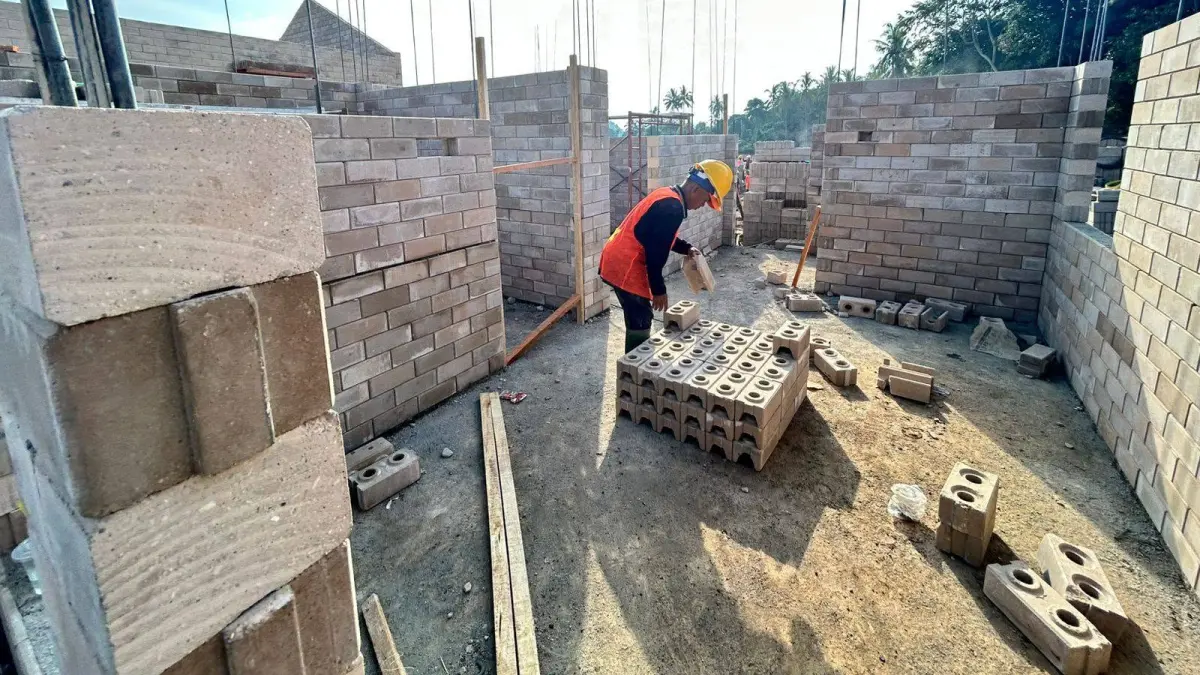 SEPABLOCK menggunakan sistem interlock yang membuat bata saling mengunci, menawarkan konstruksi praktis, presisi, rapi, dan lebih cepat dibandingkan bata konvensional.