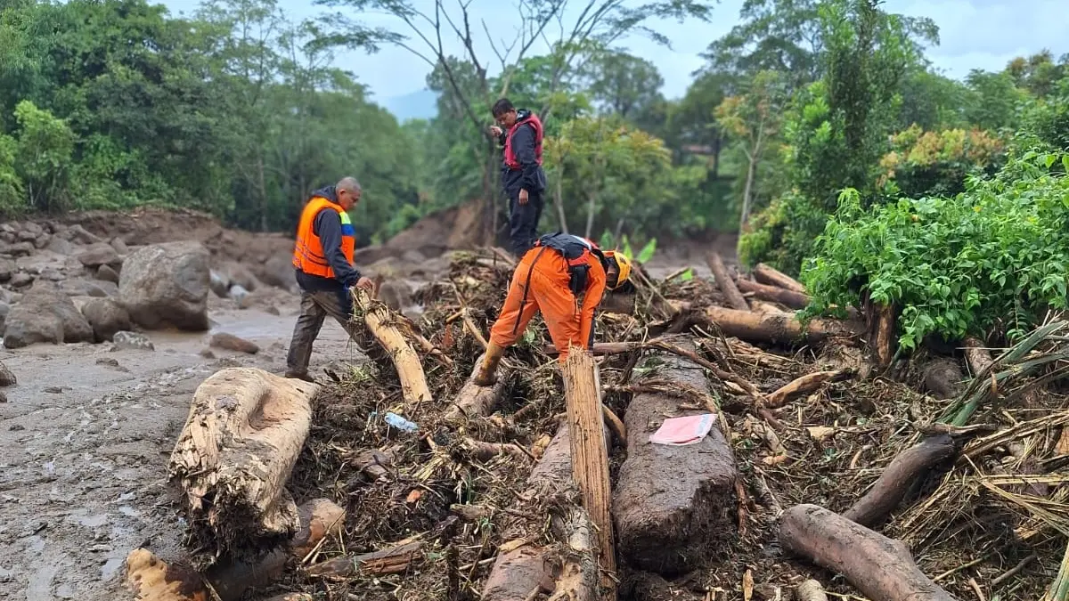 Tim SAR masih melakukan pencarian terhadap seorang warga yang hilang setelah diterjang galodo di Arosuka, Kabupaten Solok pada Senin 21 September 2026 lalu.