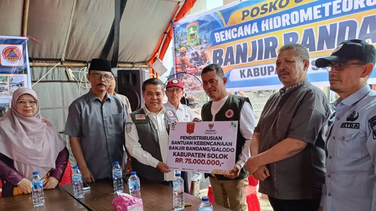 Bupati Agam Benni Warlis menyerahkan bantuan kepada Bupati Solok Jon Firman Pandu di Posko Utama Penanganan Bencana Kabupaten Solok, Kamis (24/9).