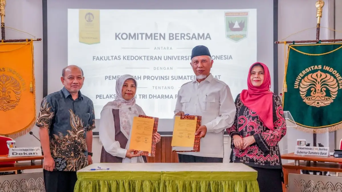 Gubernur Sumbar Mahyeldi Ansharullah dan Dekan FKUI Prof. Dr. dr. Anna Rozaliyani, MBiomed, SpP(K), menandatangani komitmen bersama di Jakarta, Rabu (23/9/2026).