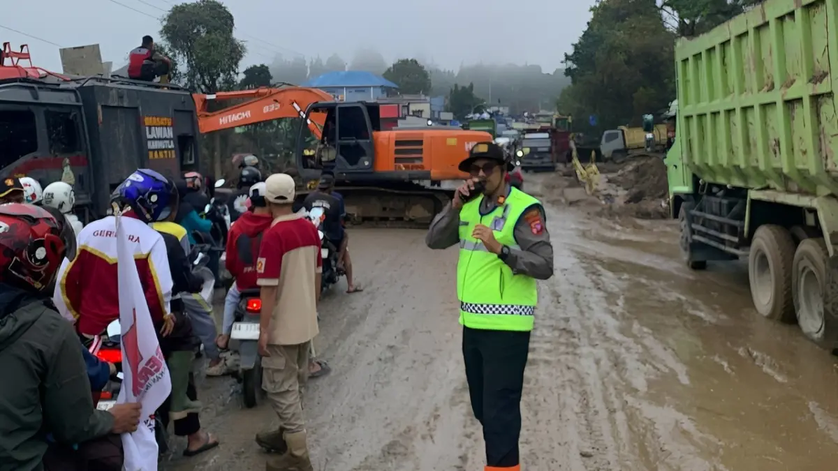 Jalan Baru Kayu Aro ditutup sementara Kamis malam hingga Jumat pagi untuk pembersihan sisa longsor dan pengalihan arus kendaraan.