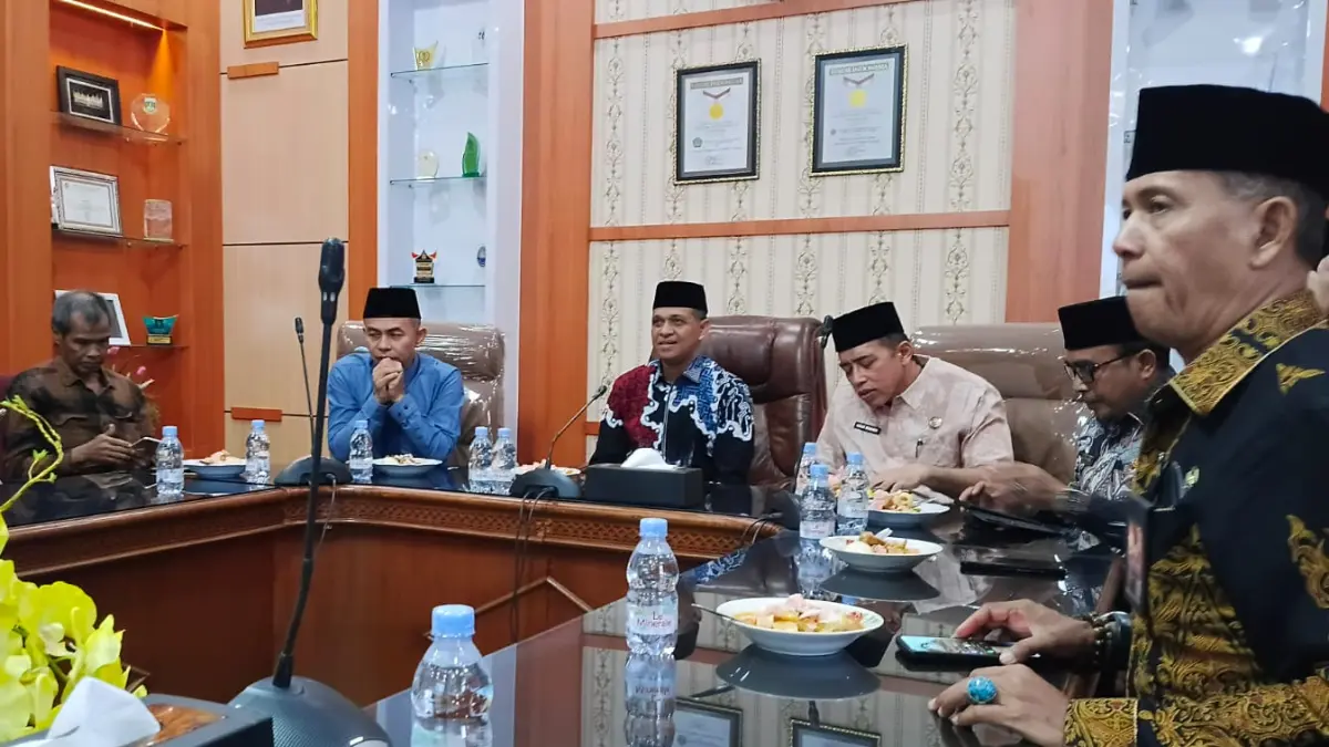 Kepala Kanwil Kemenag Sumbar H. Mustafa memaparkan capaian kinerja dan program inovasi 2025–2026 di ruang kerjanya, Kamis (24/9/2026).
