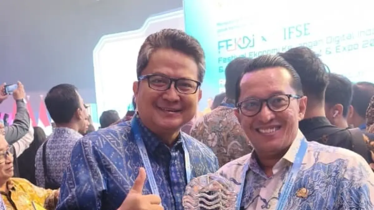 Kepala Perwakilan BI Sumbar, Mohammad Abdul Majid Ikram bersama Bupati Tanah Datar, Eka Putra saat menerima TPID Award di Jakarta International Convention Centre (JICC), Kamis (24/9). (DOKUMENTASI BI)