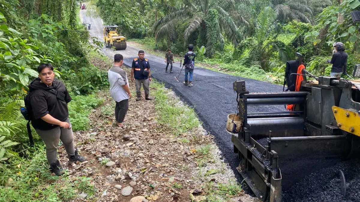 Pekerjaan perbaikan ruas jalan Pulau Punjung–Lubuk Bulang di Dharmasraya mulai dilakukan, termasuk penanganan puluhan titik jalan berlubang.
