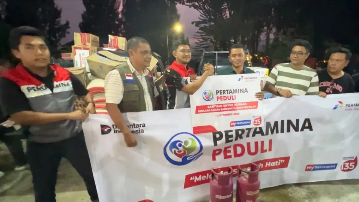 Pertamina dan Hiswana Migas Sumbar menyalurkan bantuan bagi warga terdampak galodo di Kabupaten Solok. (Foto: Istimewa)