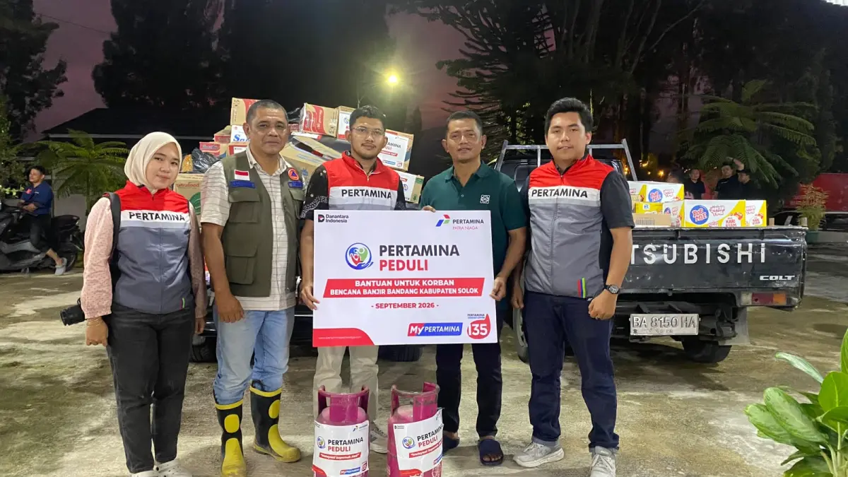 Pertamina Patra Niaga menyalurkan sembako, kebutuhan ibu dan anak, serta LPG kepada warga terdampak galodo diterima oleh Bupati Solok, Jon Firman Pandu, Rabu (23/9/2026).
