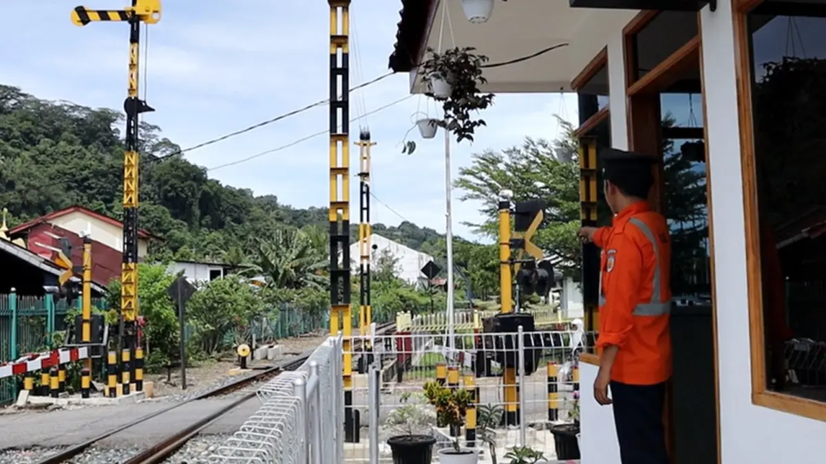 Petugas KAI melakukan pengawasan di salah satu perlintasan kereta api di wilayah Divre II Sumbar. (Dok. KAI)