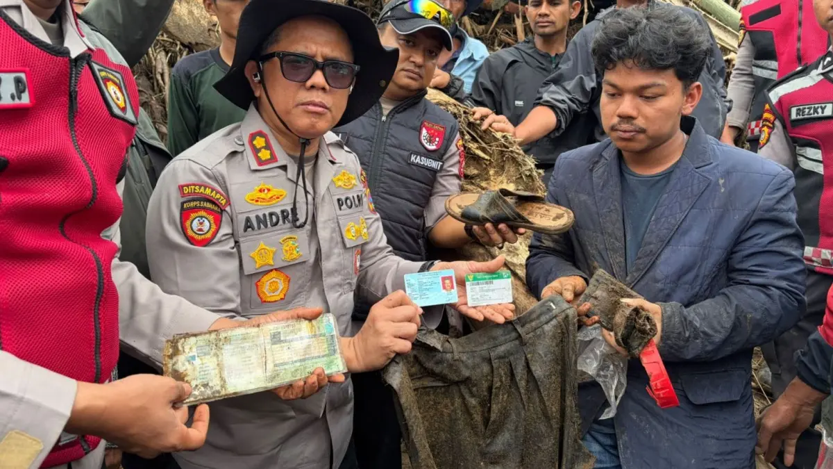 Petugas memperlihatkan sejumlah barang dan identitas milik korban galodo Arosuka yang ditemukan Unit K9 Polda Sumbar di Komplek Perkantoran Bupati Solok, Kamis (24/9/2026). (Polda Sumbar)