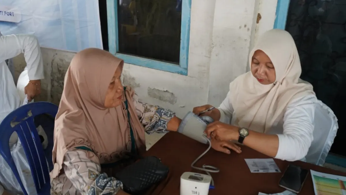 PTBA Kertapati Port menggelar pengobatan gratis dan pemeriksaan kesehatan bagi ibu hamil dan balita. (Foto: Corcom PTBA)