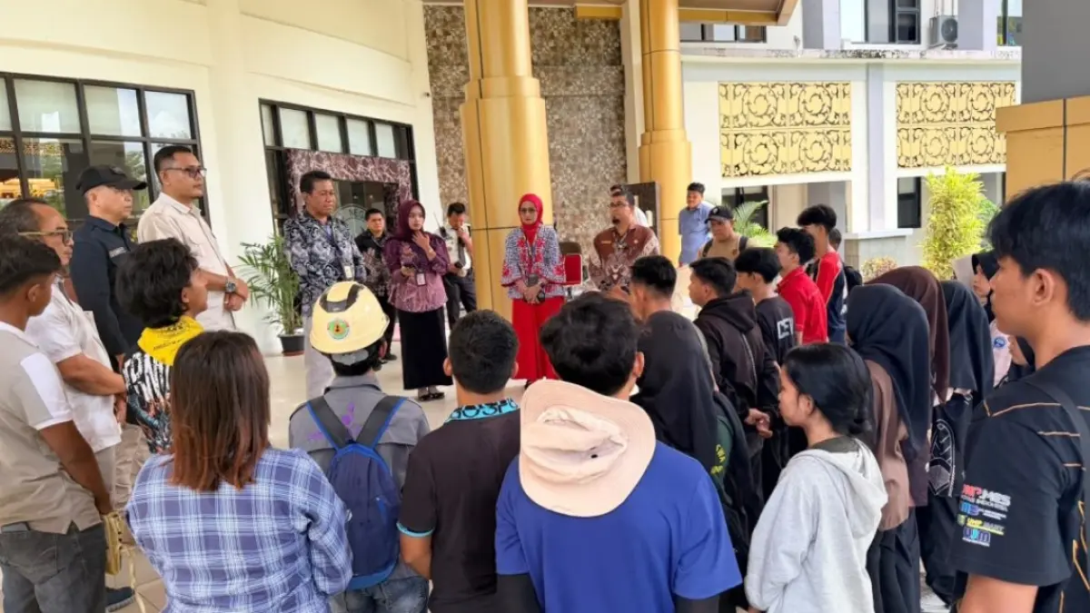 Sebanyak 25 relawan lintas Ormawa UNP diberangkatkan ke Arosuka, Kabupaten Solok, untuk membantu masyarakat terdampak bencana. (Foto: KKPS UNP)