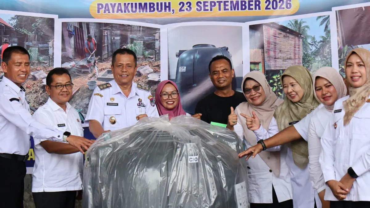 Wakil Wali Kota Payakumbuh Elzadaswarman menyerahkan bantuan sanitasi secara simbolis kepada masyarakat di Kantor Dinas PKP Payakumbuh, Rabu (23/9/2026).