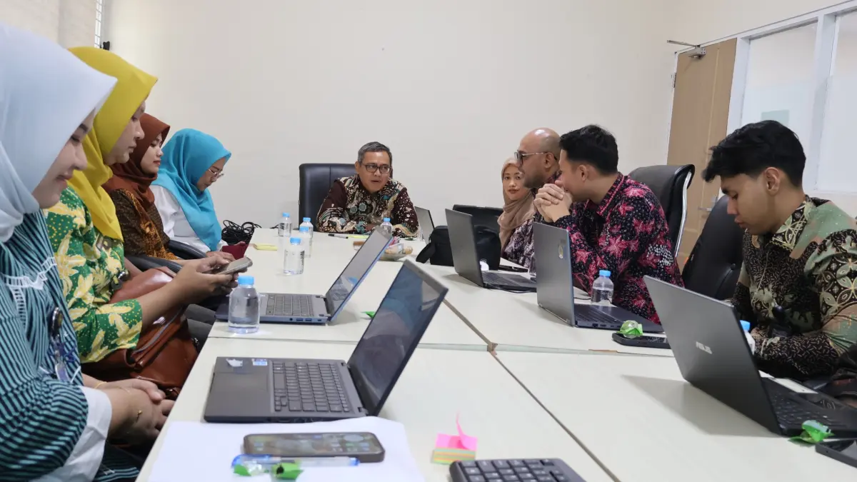 Kepala Kantor Imigrasi Kelas I TPI Padang Murdo Danang Laksono bersama Tim Penyusunan Program dan Pelaporan (P2L) Ditjen Imigrasi dalam pendampingan penggunaan SIMRISK pada platform SIMWASTI.