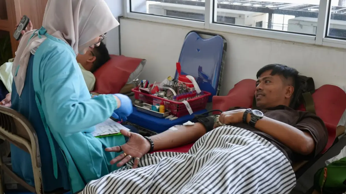 Peserta mengikuti aksi donor darah yang digelar KAI Divre II Sumbar di Stasiun Padang, Jumat (25/9), menjelang HUT ke-81 KAI.