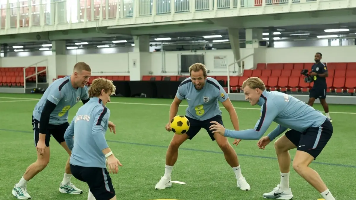 Harry Kane bersama Anthony Gordon dan rekan-rekannya mengikuti latihan timnas Inggris, jelang menghadapi Spanyol pada UEFA Nations League 2026/2027. (Foto: X @HKane)