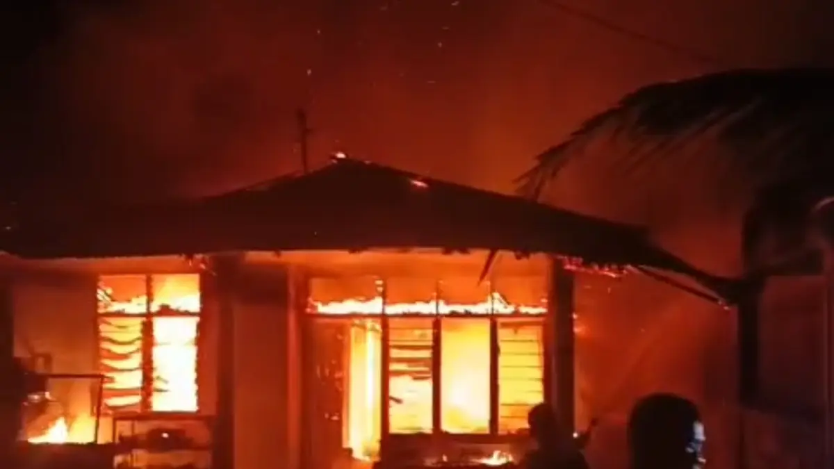 Petugas pemadam kebakaran saat memadamkan kobaran api yang menghanguskan rumah di Api-Api Pasar Baru, Bayang, Pesisir Selatan, Sabtu (26/9/2026) dini hari. (Foto: Damkar Pesisir Selatan)