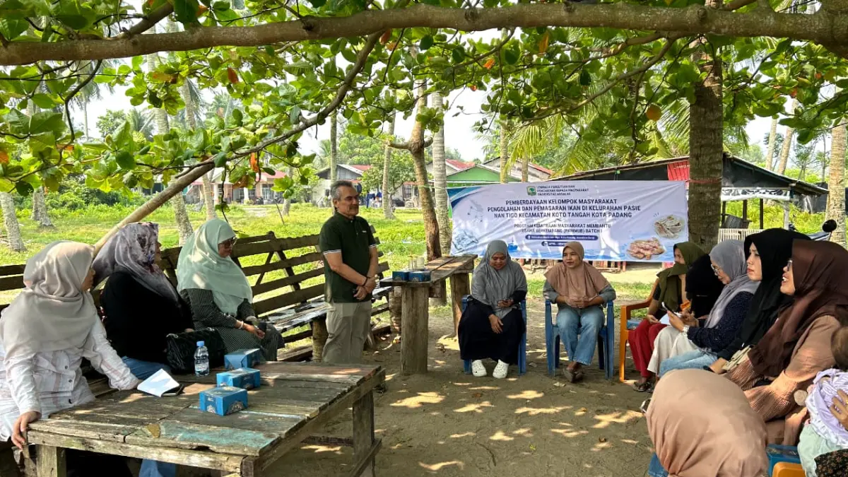 Tim PKMMUB bersama kelompok masyarakat PN 3 Bersaudara dalam kegiatan pengembangan usaha olahan ikan di Pasie Nan Tigo, Kota Padang, 13 September 2026.