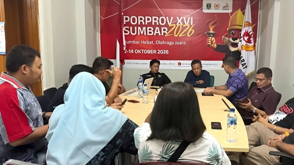 Kadispora Sumbar Tasliatul Fuadi saat menyambangi Kantor KONI Sumbar, Sabtu malam (26/9/2026).