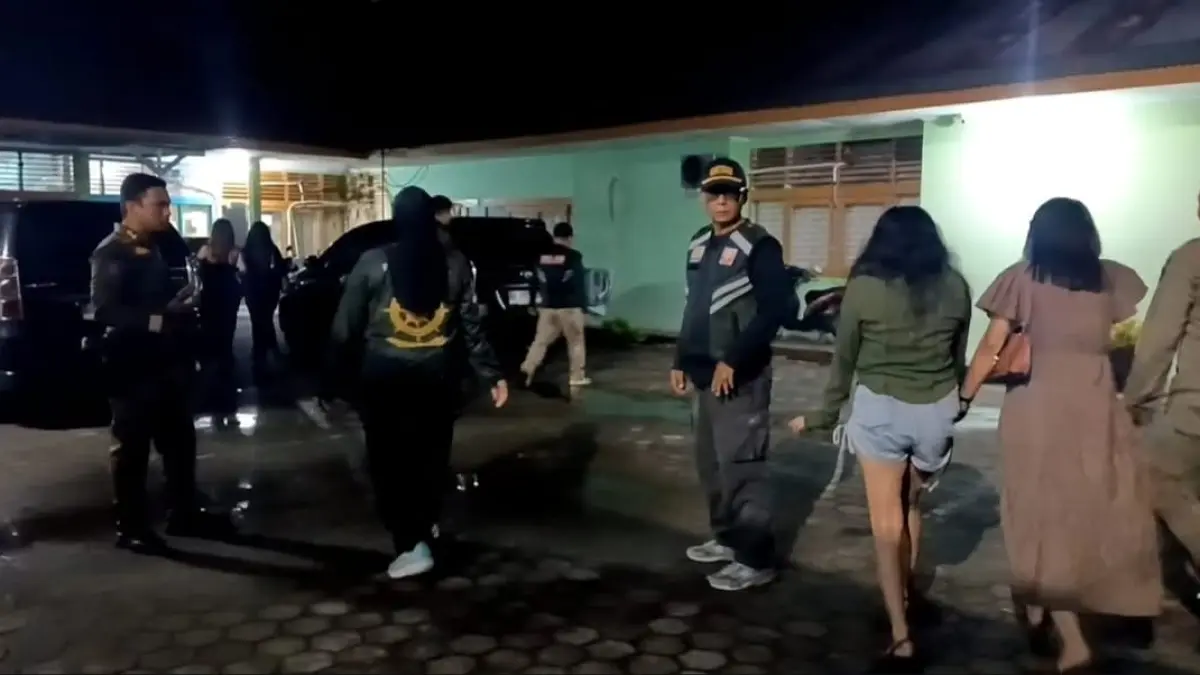 Petugas Satpol PP Kota Padang mengamankan sejumlah perempuan dalam patroli pengawasan tempat hiburan malam, Minggu dini hari (27/9/2026).