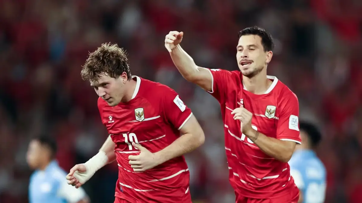 Ole Romeny (kiri) dan Thom Haye merayakan kemenangan Timnas Indonesia usai mengalahkan Singapura 2-0 pada laga pembuka Grup A FIFA ASEAN Cup 2026 di SUGBK, Jakarta. Kemenangan tersebut menjadi modal Garuda menjelang Derby Nusantara menghadapi Malaysia. (Foto: FIFA)