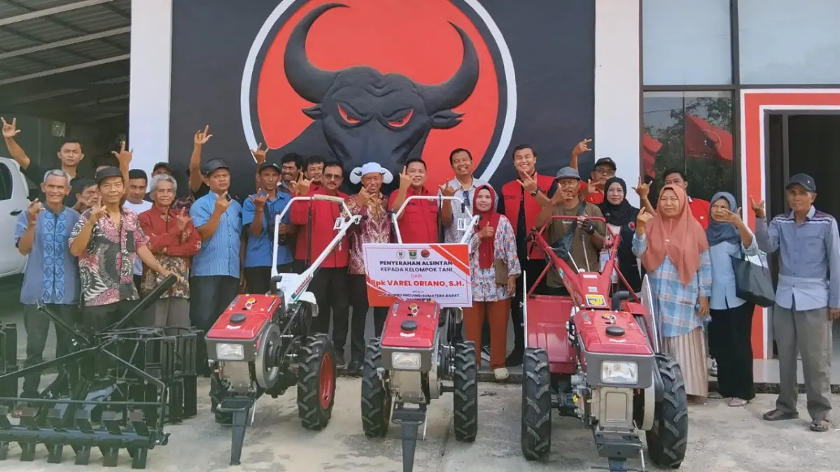 Anggota DPRD Sumbar Varel Oriano menyerahkan bantuan alsintan kepada kelompok tani di Kantor Pertanian Dharmasraya, Jalan Lintas Sumatera Km 4, Pulau Punjung, Senin (28/9/2026). (Ist)