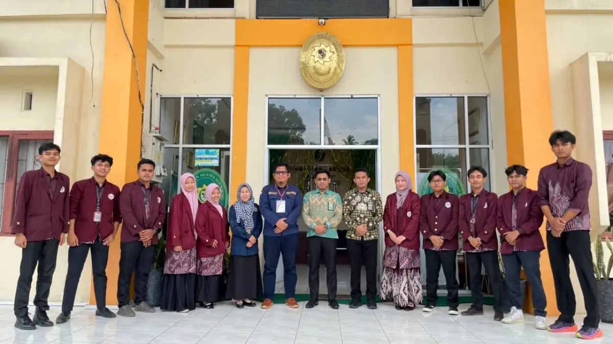 Fakultas Syariah Universitas Islam Negeri (UIN) Imam Bonjol Padang secara resmi menjemput 10 mahasiswa peserta Praktik Lapangan (PL) Praktik Peradilan di Pengadilan Agama (PA) Sijunjung. (Foto: Humas)