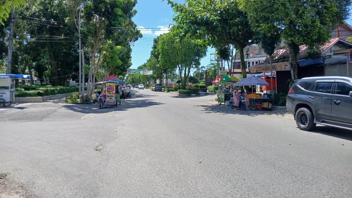 Jalan di depan GOR Rang Agam, Lubukbasung, menjadi aliran limpasan air dari drainase saat hujan lebih dari satu jam karena kapasitas drainase tidak lagi memadai.