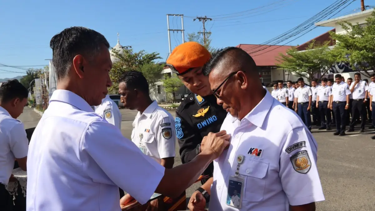 Kepala KAI Divre II Sumbar Lutfi Wijaya menyerahkan penghargaan masa bakti kepada pegawai dengan masa pengabdian 10 hingga 30 tahun dalam upacara HUT ke-81 KAI, Senin (28/9/2026).