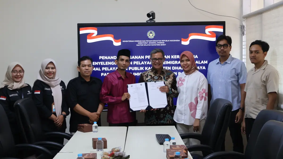 Kepala Kantor Imigrasi Kelas I TPI Padang Murdo Danang Laksono bersama jajaran dan perwakilan Pemkab Dharmasraya saat penandatanganan kerja sama pelayanan keimigrasian di MPP Kabupaten Dharmasraya, Jumat (25/9/2026).