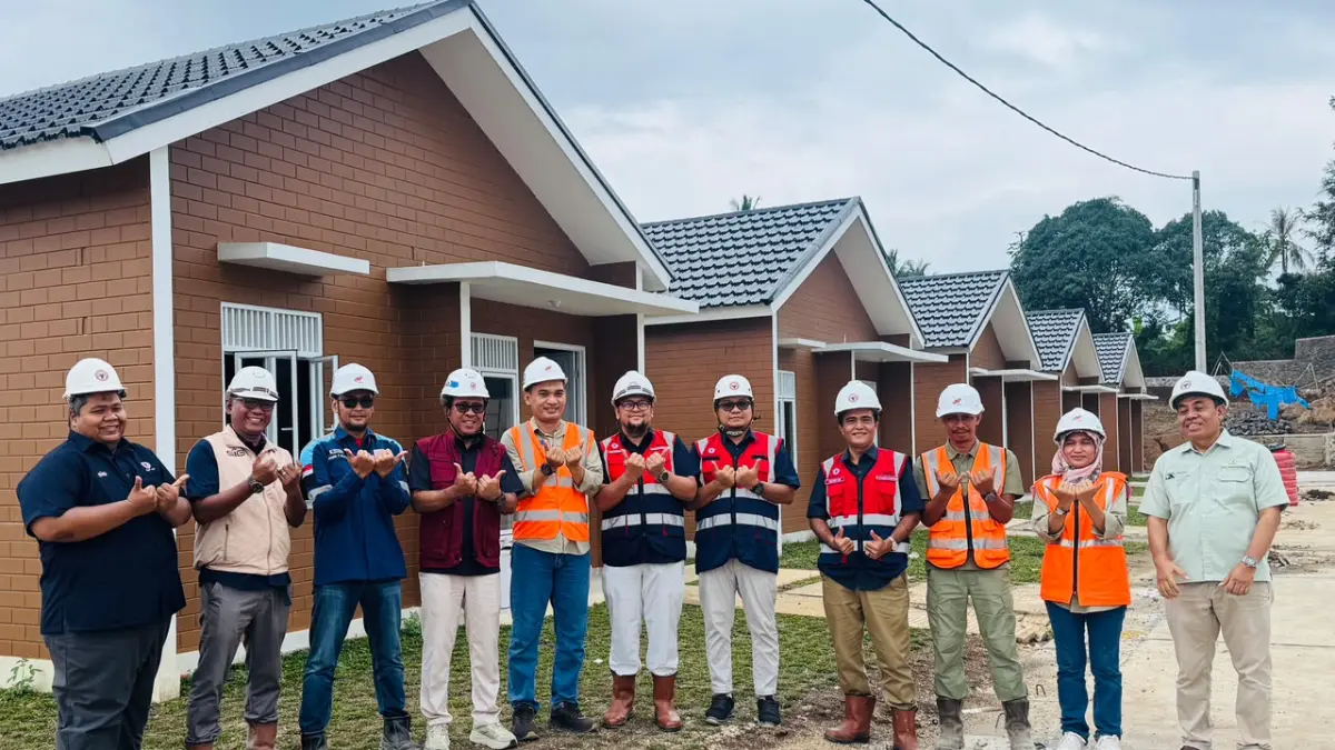 Kontraktor bersama PT Semen Padang meninjau progres pembangunan Huntap Danantara di Ladang Laweh, Rambatan, Tanahdatar, Kamis (24/9/2026).