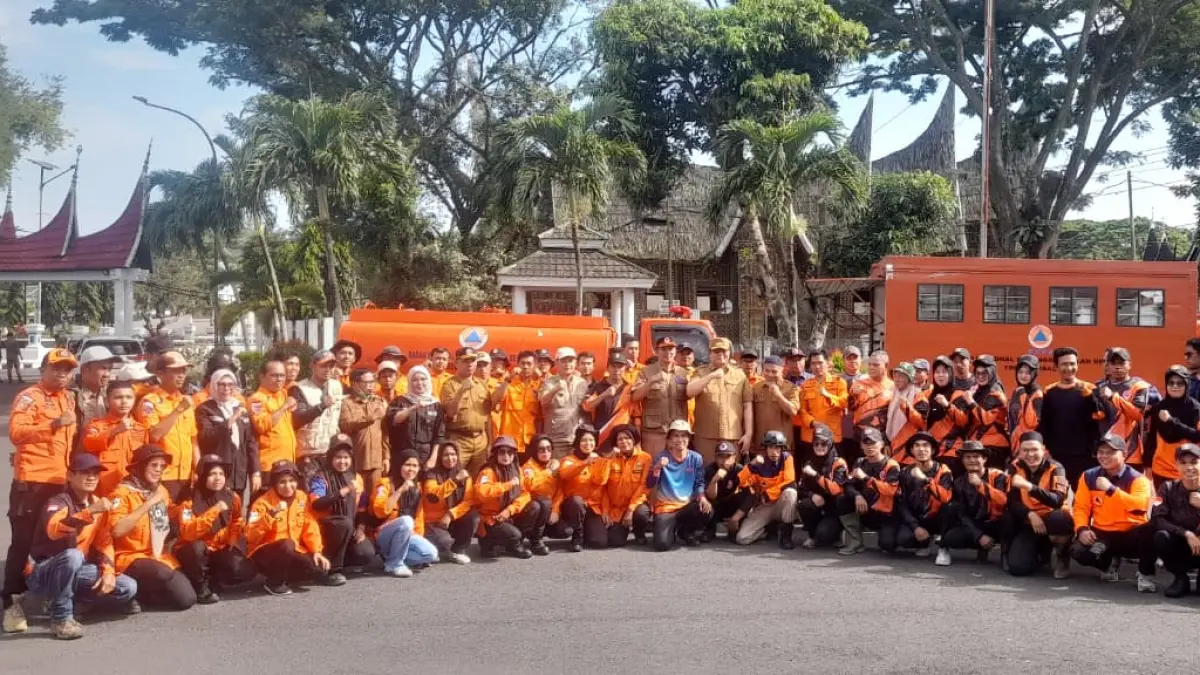 Pengiriman 75 personel Satuan Tugas Penanggulangan Bencana (Satgas PB) Nagari Tanahdatar ke Arosuka, Senin (28/9/2026).