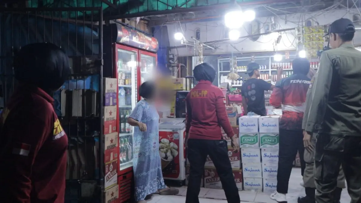 Petugas Satpol PP Kota Padang melakukan pengawasan dan penertiban terhadap warung yang diduga menjual minuman beralkohol tanpa izin di Jalan Dr. Sutomo, Simpang Haru, Minggu malam (27/9/2026). (Humas Satpol PP Padang)