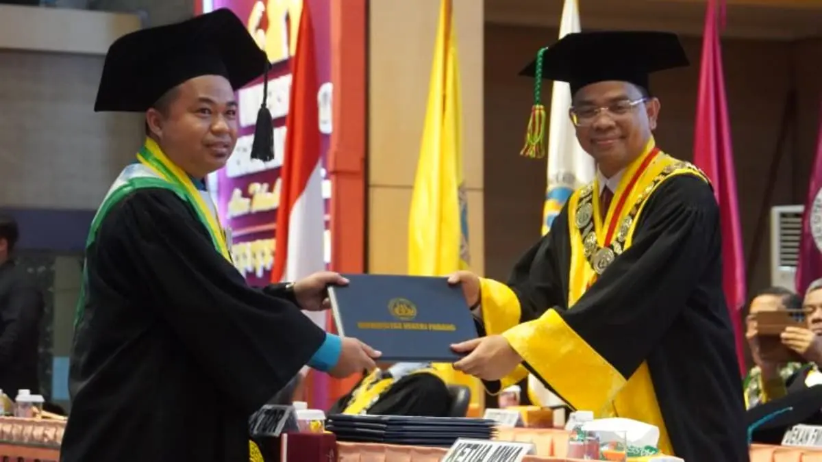 Rektor UNP Krismadinata pada Wisuda ke-145 Periode September 2026. (Foto: KKPS UNP)