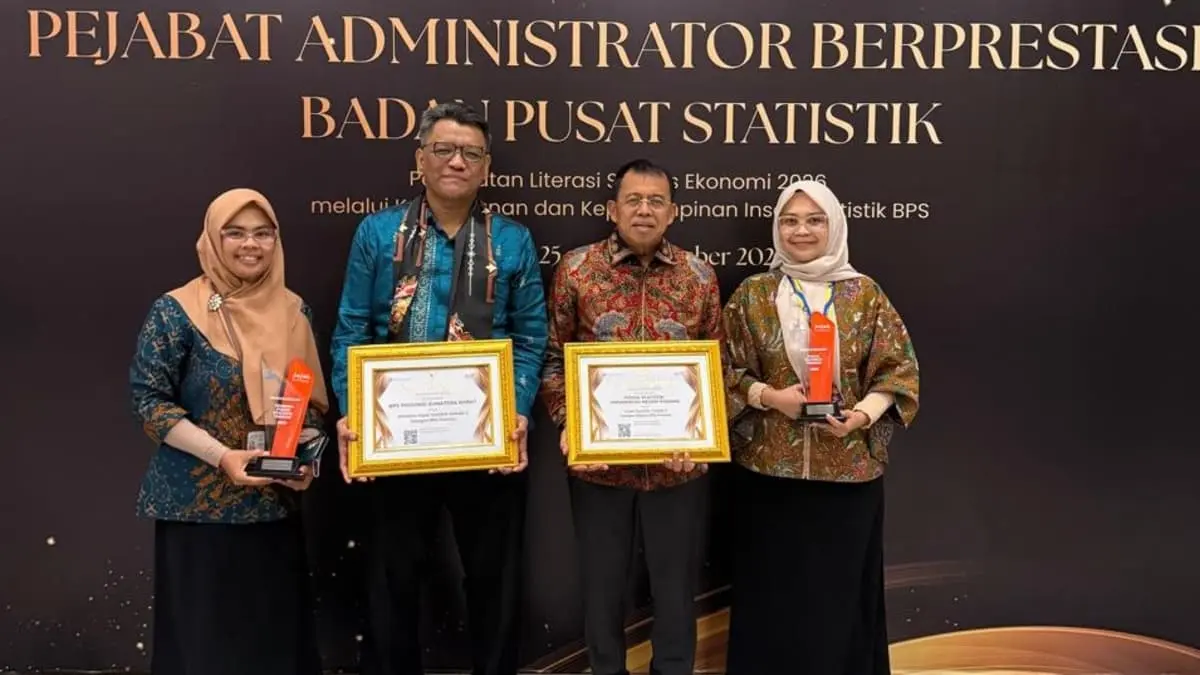 UNP menerima penghargaan Pojok Statistik Terbaik II Tingkat Nasional yang diberikan oleh BPS RI. (Foto: KKPS UNP)