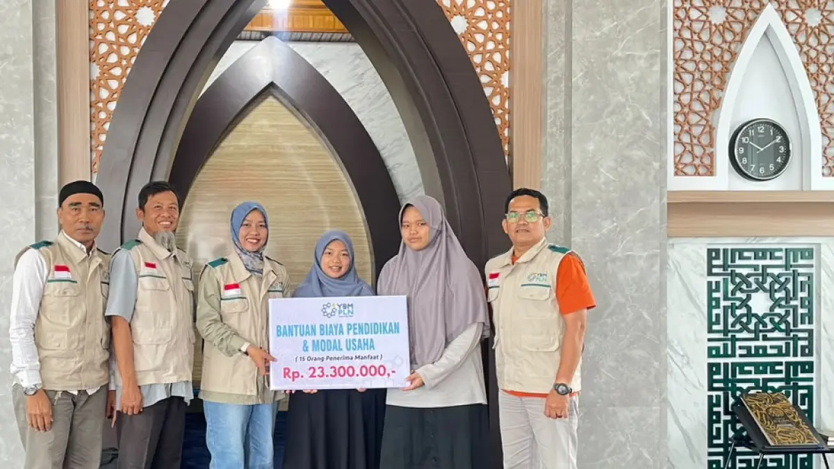 YBM PLN UP3 Solok menyalurkan bantuan kepada 15 warga, terdiri atas 13 penerima bantuan pendidikan dan dua penerima modal usaha kecil.